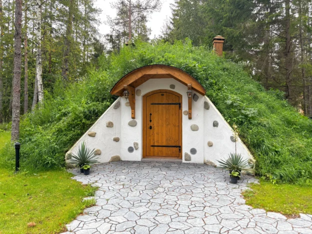 Maastikku sulanduv maakelder Hiiumaal